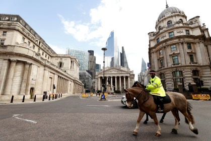 Policiais patrulham área de Londres