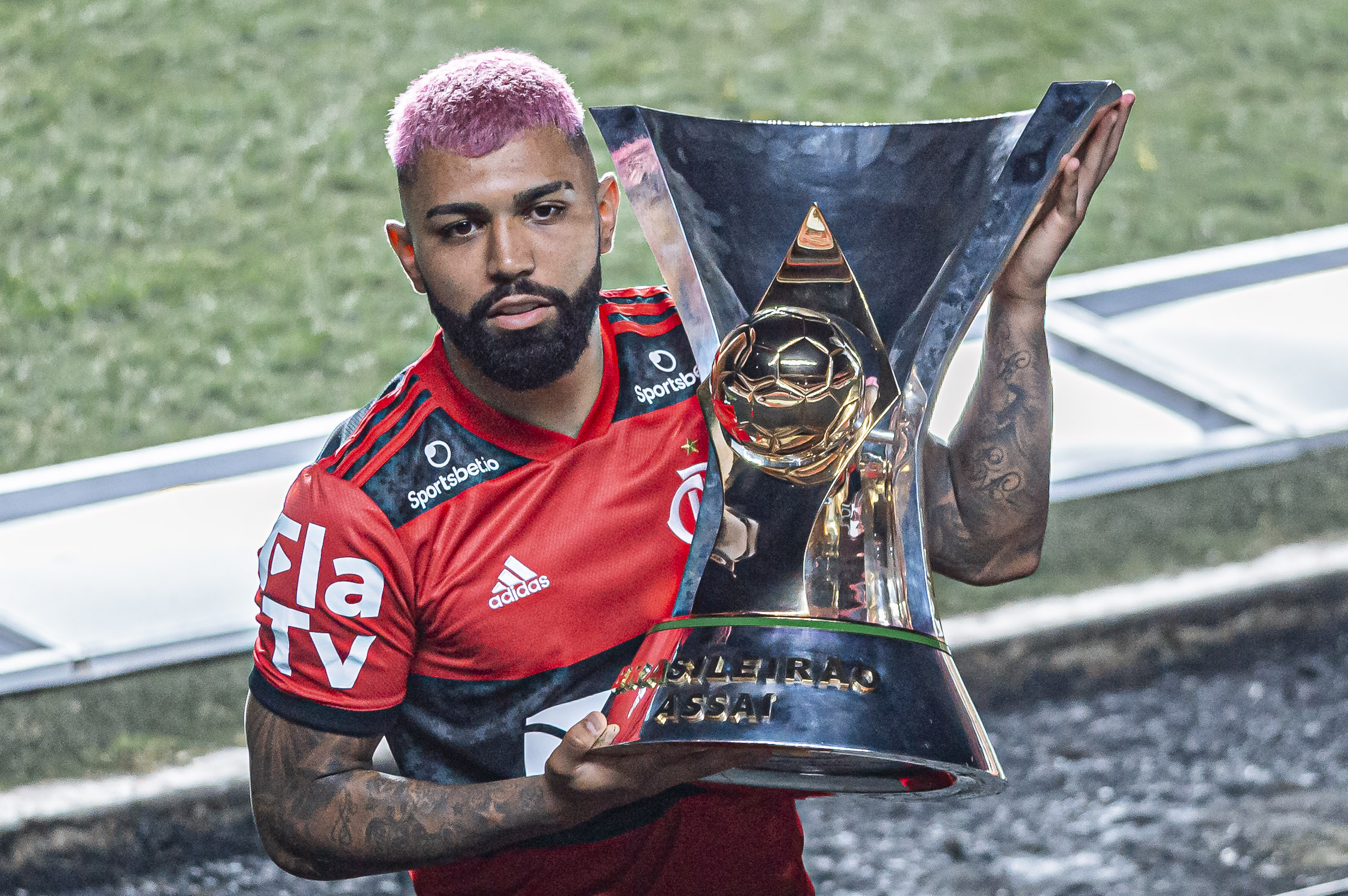 Gabigol, do Flamengo, levanta troféu do Brasileirão 2020