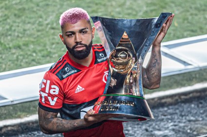 Gabigol, do Flamengo, levanta troféu do Brasileirão 2020