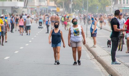 Movimentação na orla da praia de Copacabana, no Rio de Janeiro (RJ)