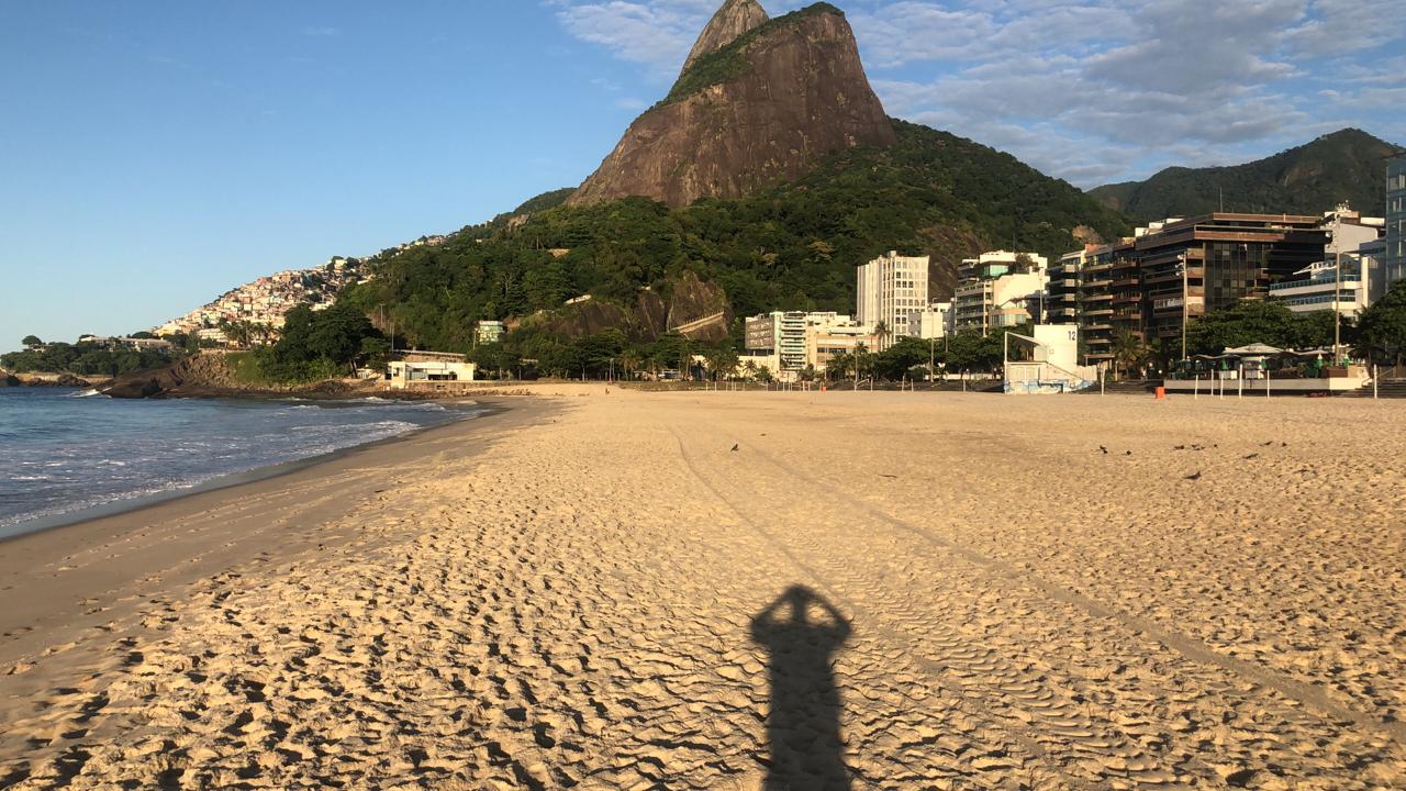 Praia do Rio de Janeiro vazia 