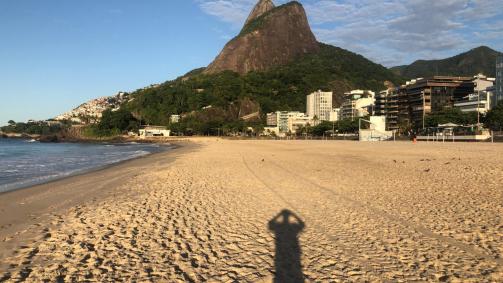 Praia do Rio de Janeiro vazia