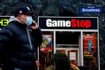 Um homem fala ao telefone em frente à GameStop, em fevereiro de 2021, em Nova Yo