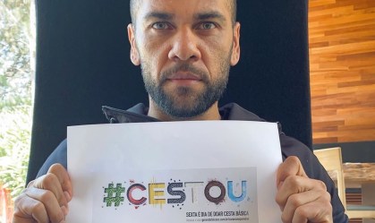 Daniel Alves participa da doação de cestas básicas para famílias carentes