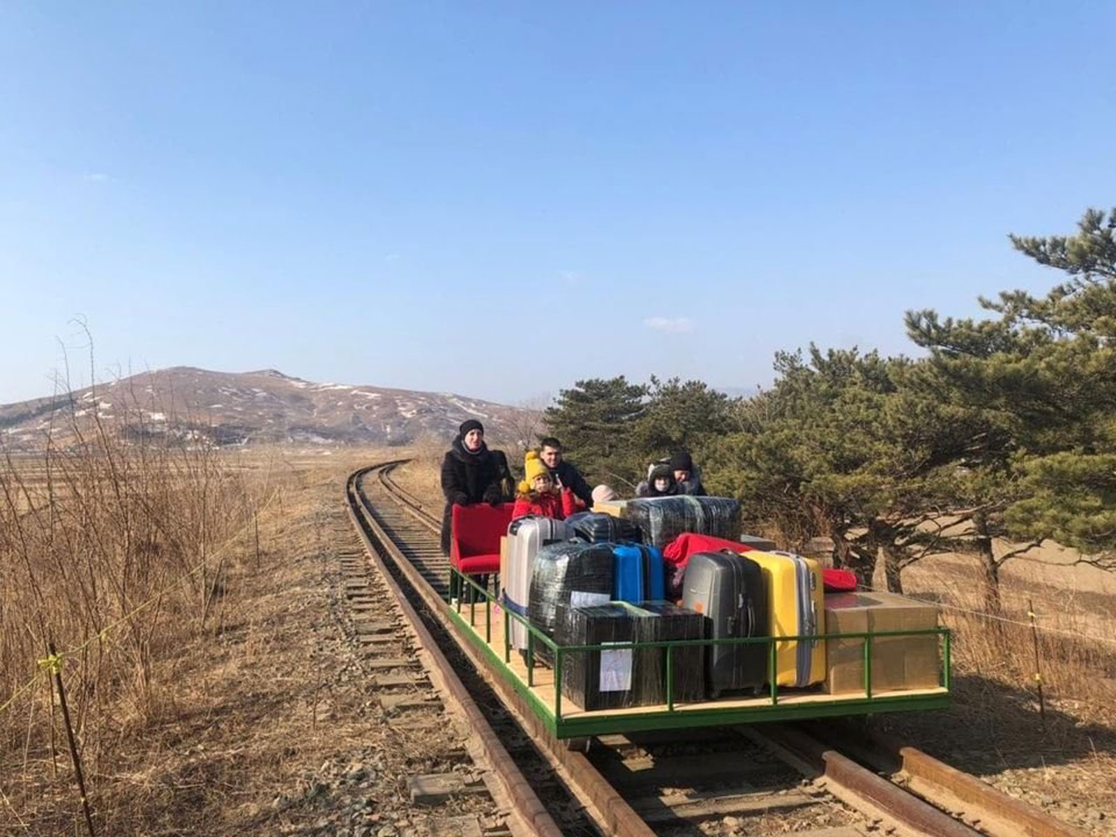 Diplomatas russos deixaram Coreia do Norte usando carrinho ferroviário manual