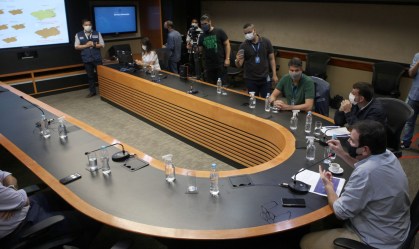 Eduardo Paes em reunião no Centro de Operações de Emergências contra Covid-19
