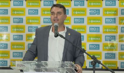 "Até quem está errando, erra querendo acertar", diz Flávio Bolsonaro
