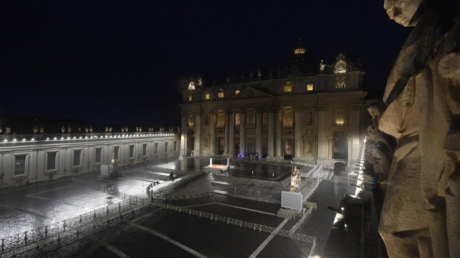 A Praça São Pedro, no Vaticano, deserta