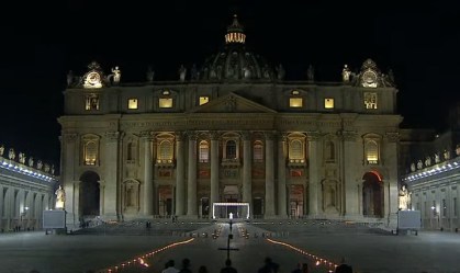 Via Sacra é celebrada pelo papa na praça São Pedro pela primeira vez em 56 anos