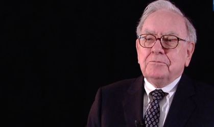 Buffett não cita Trump e recebe a democrata Hillary Clinton na plateia VIP