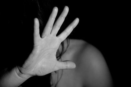 Mulher faz sinal de "pare" com a mão