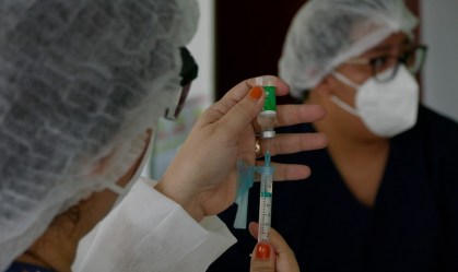 Enfermeira prepara dose de vacina contra o coronavírus em Manaus
