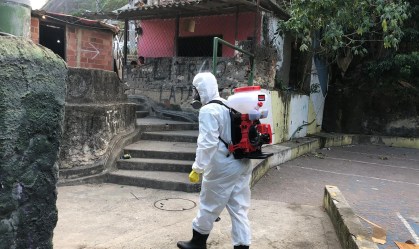 Carioca se equipou ao saber de epidemia na China e hoje higieniza favela no RJ