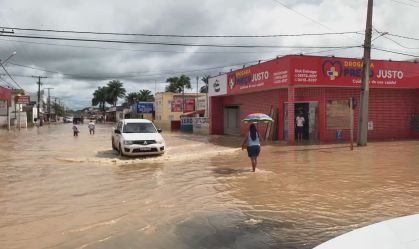Em meio à calamidade pública, moradores se recusam a deixar casas alagadas no AC