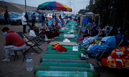 Pessoas aguardando por oxigênio no Peru