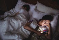 Vício em smartphones estraga o sono, diz estudo; saiba como evitar