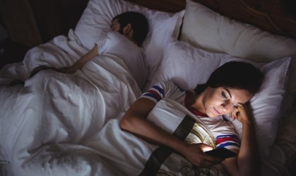 Vício em smartphones estraga o sono, diz estudo; saiba como evitar