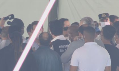 Em visita a hospital, Mandetta diz se sentir "desagradável" com microfones