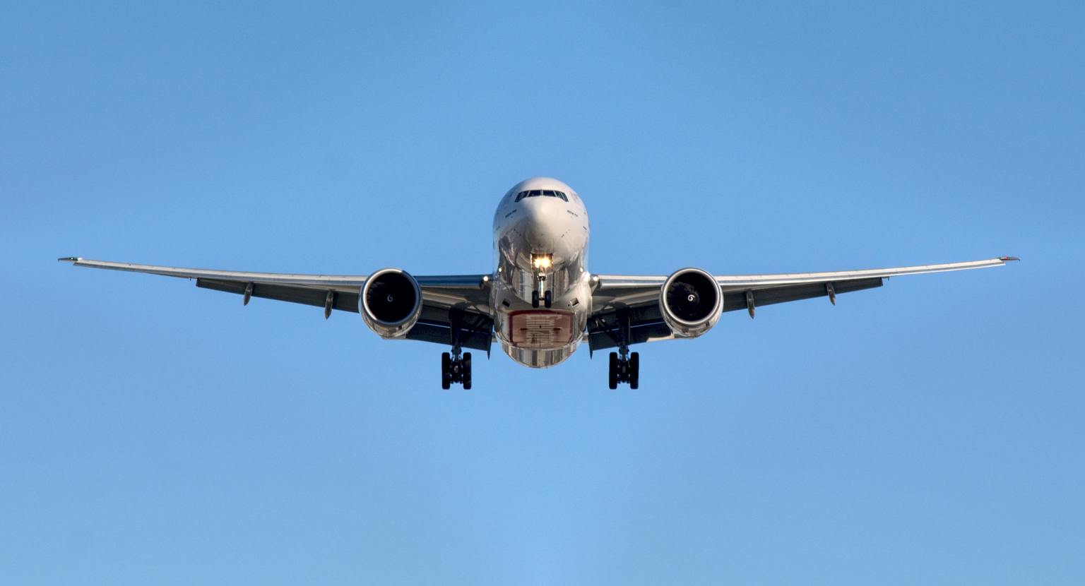 Avião decolando com céu azul