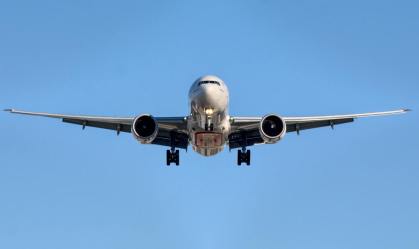 Avião decolando com céu azul
