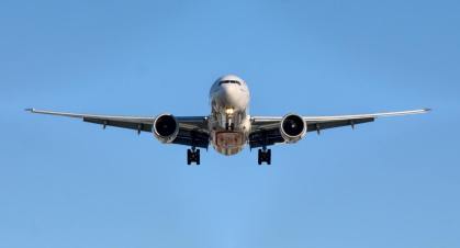 Avião decolando com céu azul