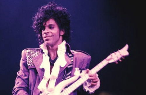Cantor Prince em cena do filme 'Purple Rain', / Foto: Reprodução
