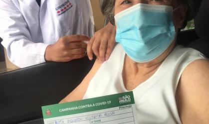 A escritora Ruth Rocha recebeu a primeira dose da vacina contra Covid-19