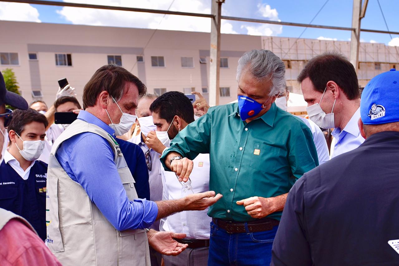 Caiado coloca álcool em gel na mão de Bolsonaro