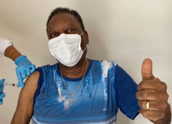 Pelé recebe a vacina contra a Covid-19