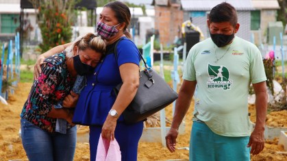 Familiares choram mortes de vítima de Covid-19 em enterro