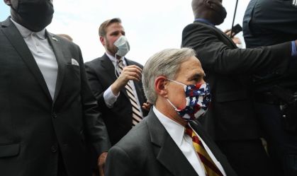 Governador do Texas bloqueia tentativas de Biden para testar imigrantes