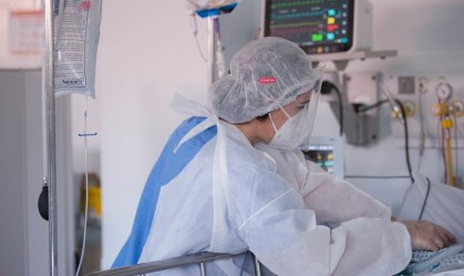 Atendimento médico em Unidade de Terapia Intensiva (UTI) para pacientes de Covid
