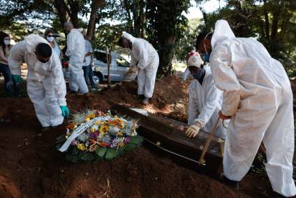 Enterro no cemitério da Vila Formosa, em SP, durante a pandemia de Covid-19