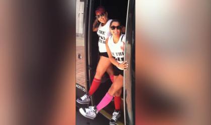 Amigas descobrem que são irmãs anos após se conhecerem trabalhando juntas