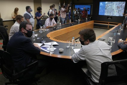 Eduardo Paes e o secretário de saúde do Rio, Daniel Soraz, em reunião