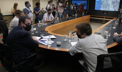 Eduardo Paes e o secretário de saúde do Rio, Daniel Soraz, em reunião