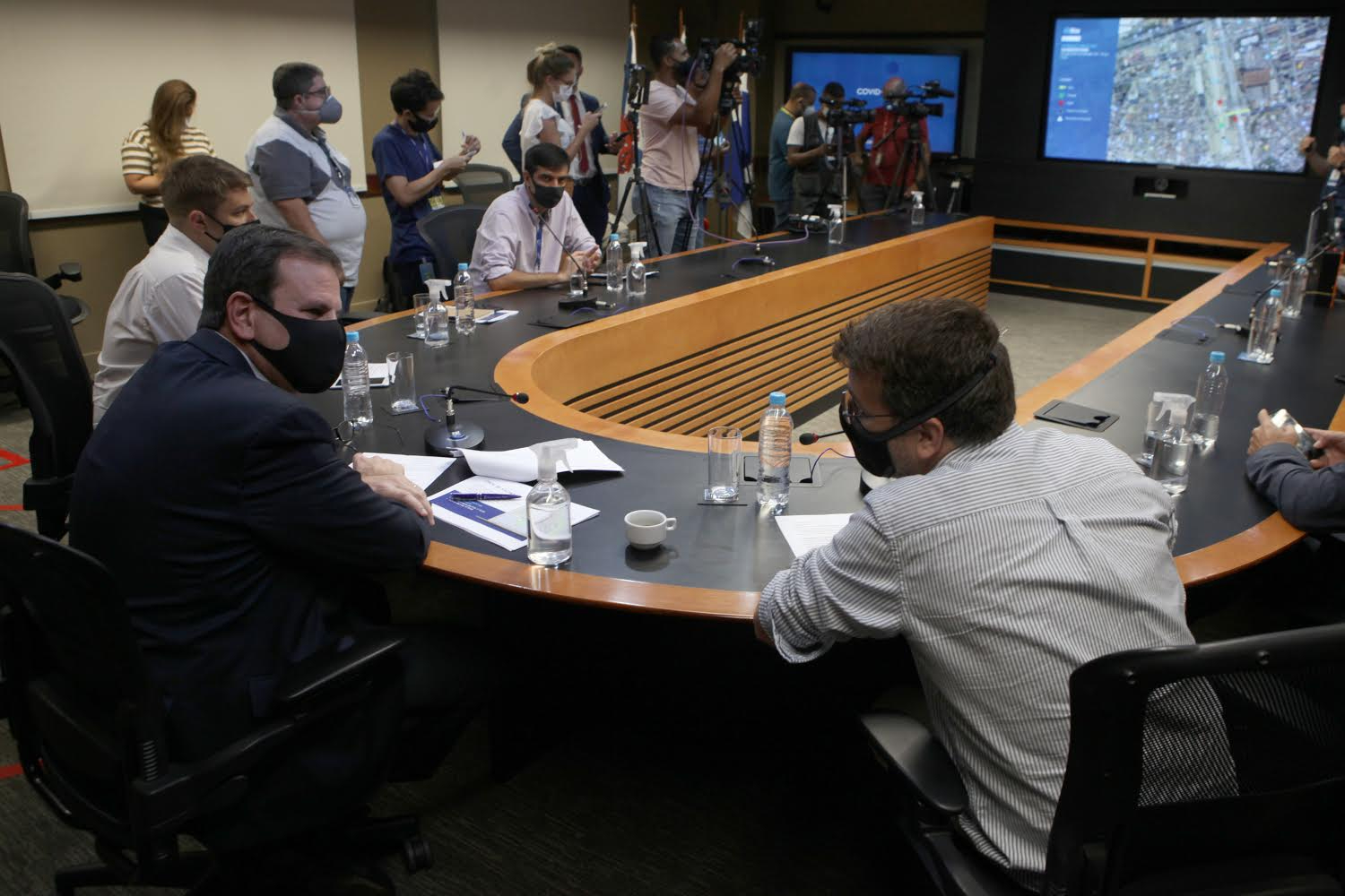 Eduardo Paes e o secretário de saúde do Rio, Daniel Soraz, em reunião