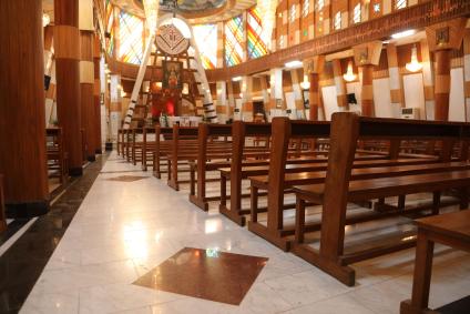 Quadrados no chão de igreja em Bagdá marcam onde pessoas morreram em ataque