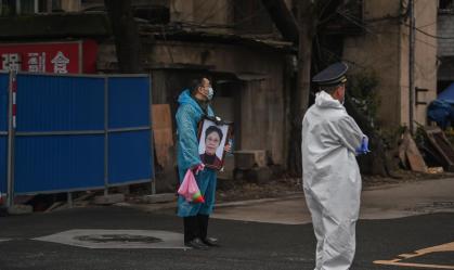 Após fim da quarentena em Wuhan, residentes finalmente enterram seus mortos
