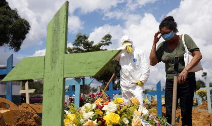 Enterro de vítima da Covid-19 em cemitério de Manaus