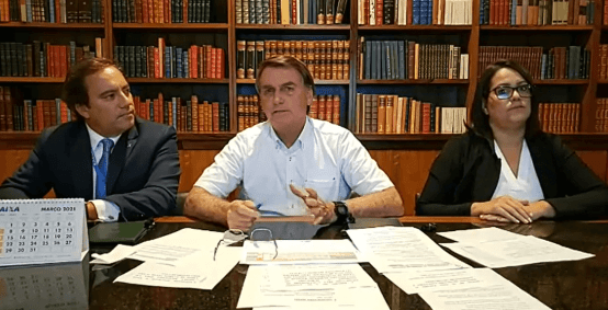 Jair Bolsonaro durante transmissão ao vivo nas redes sociais