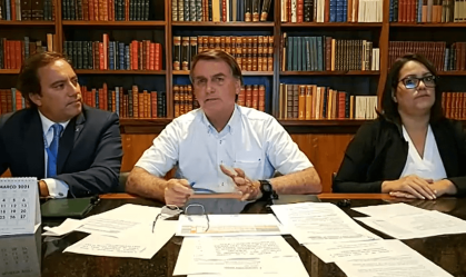 Jair Bolsonaro durante transmissão ao vivo nas redes sociais