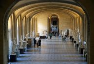 Décadas após roubo, armadura do século 16 é devolvida ao Louvre