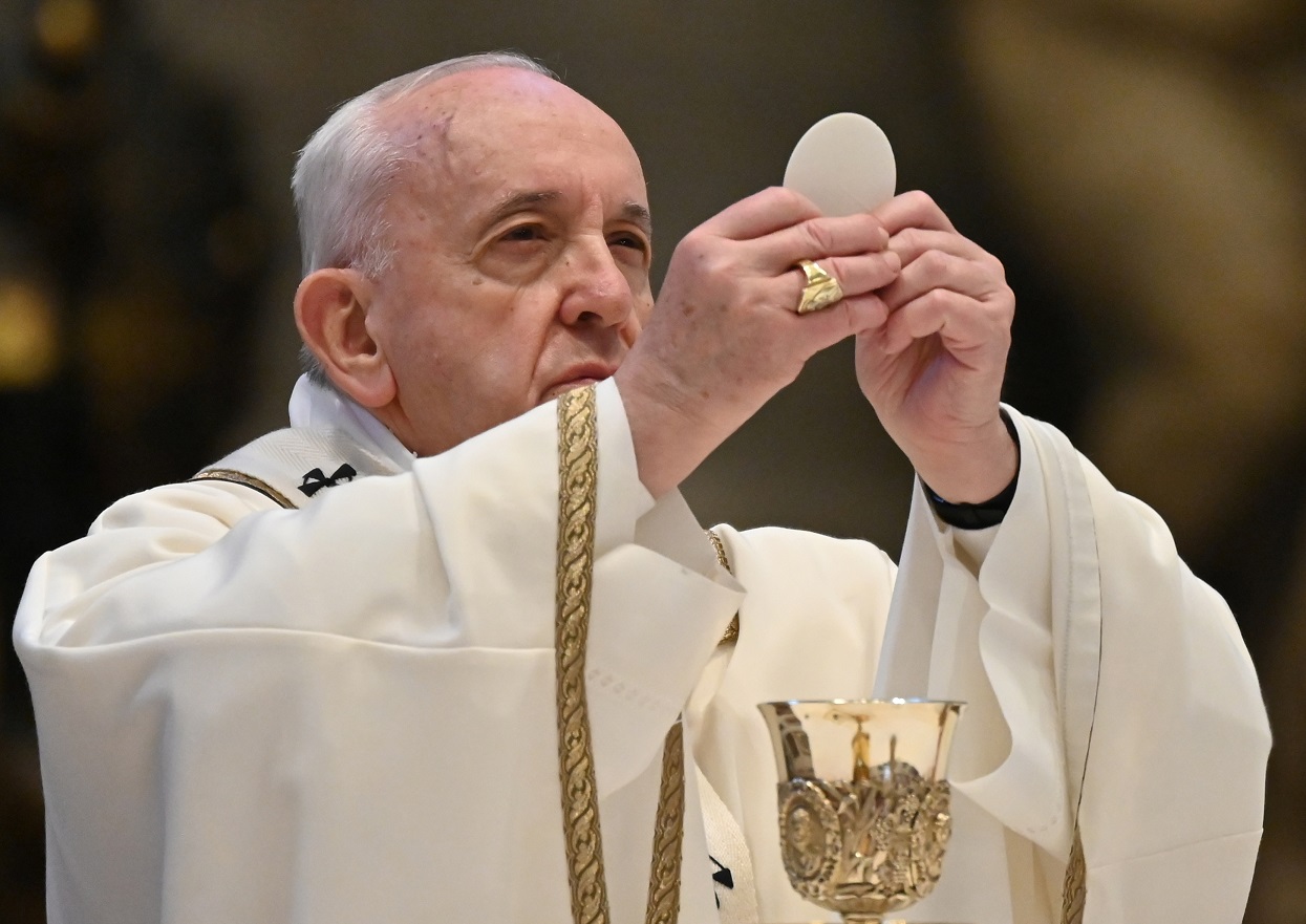 O Papa Francisco celebra a missa de Páscoa sem a presença de fiéis  (12/04/2020)
