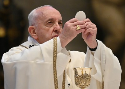 O Papa Francisco celebra a missa de Páscoa sem a presença de fiéis (12/04/2020)