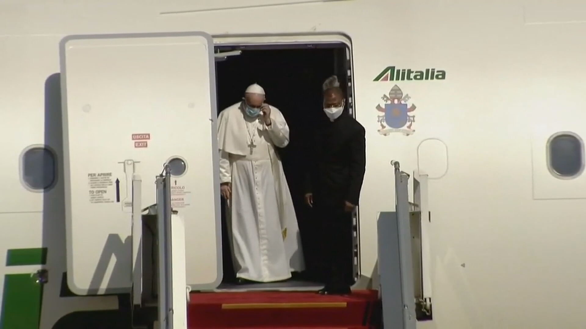 Papa Francisco desembarca no aeroporto de Bagdá em primeira vista oficial