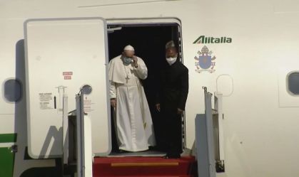 Papa Francisco desembarca no aeroporto de Bagdá em primeira vista oficial