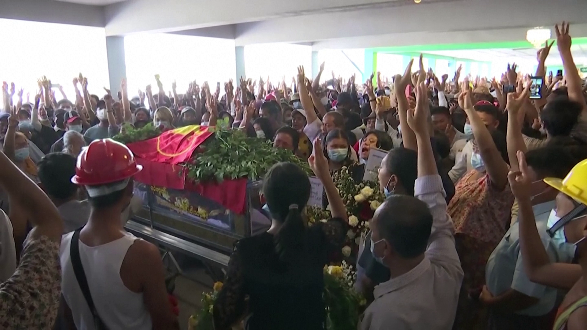 Centenas de pessoas participam do velório de manifestante morto em Mianmar
