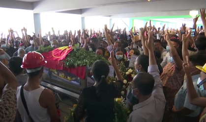 Centenas de pessoas participam do velório de manifestante morto em Mianmar