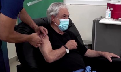 Sebastián Piñera, presidente do Chile, recebe dose de vacina contra a Covid-19
